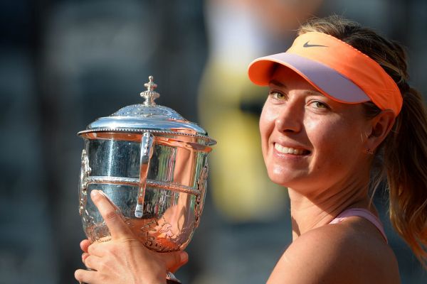 Мария Шарапова с кубком Roland Garros